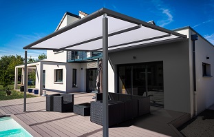 Pergola ar atbīdāmu auduma jumtu